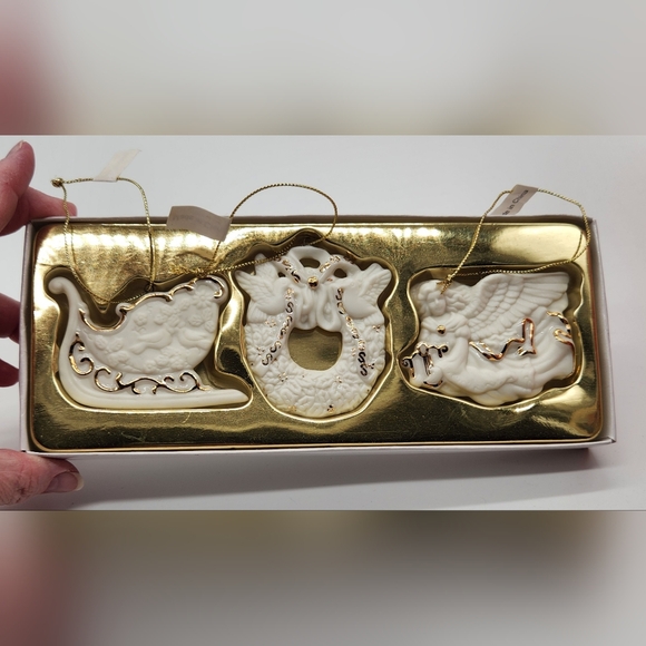 Vtg. Avon Collectible Christmas Tree Ornament Bisque Porcelain 24K Gold Accents - Picture 10 of 14